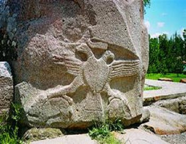 Почему на гербе Российской Федерации две головы, но три короны