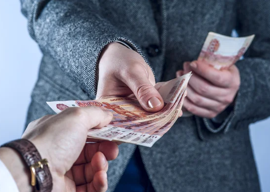 Жители РФ начали получать платёжки с новым налогом на доходы по депозитам в банках