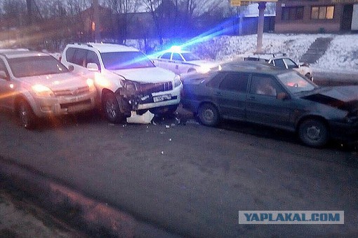 В Волгограде федеральный судья на внедорожнике «собрала» четыре машины на перекрестке