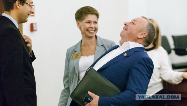 Депутат c Алтая «выписал» Си Си Кетч на юбилей жены
