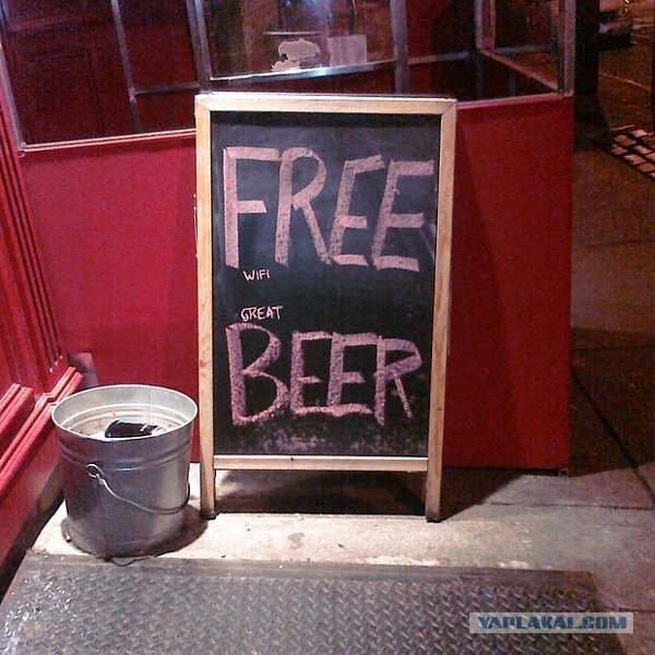 Голые официантки заигрывают с вами! :)