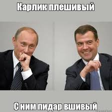 В Москве ураган. Он на Красной площади «сдул» с кремлевской стены установленные для реставрации леса и захватил один зубец