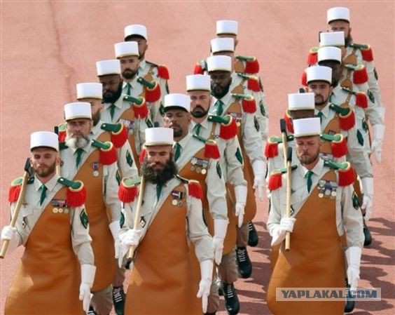 Топ-5 самых эпатажных военных мундиров