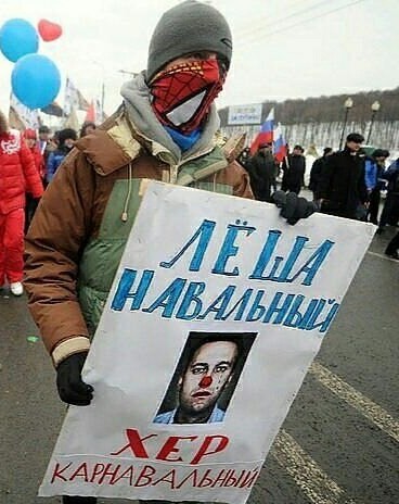 Возле Пушкинской площади начались столкновения с полицией. Неизвестные забрасывают ОМОН бутылками и файерами