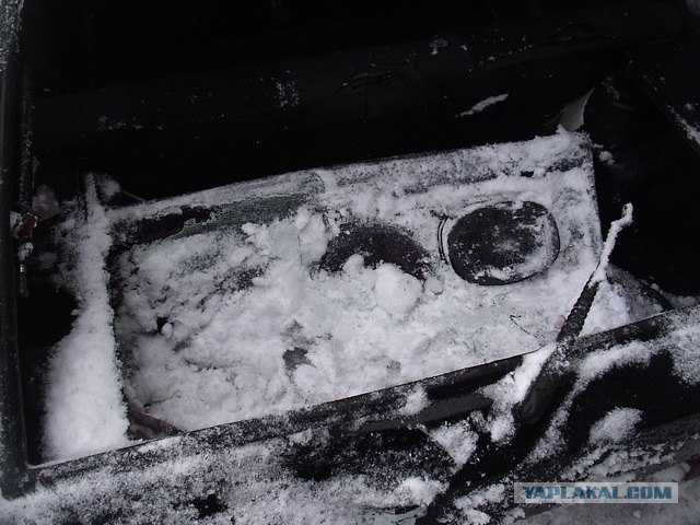 Снег с крыши дома упал на машины