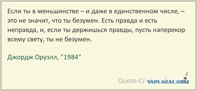 Французские врачи и медсестры демонстративно выбрасывают свои халаты перед больничным центром в ходе митинга.