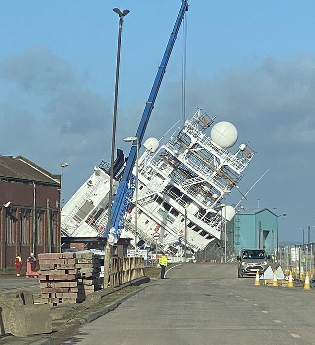 Судно в море