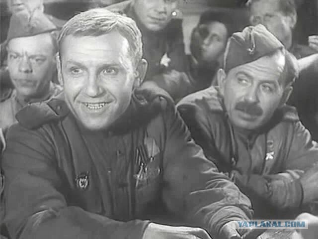 Он вырастил детей жены, а когда остался один, они вынесли из квартиры всё, кроме дивана