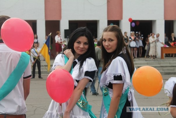 Школьницы на последнем звонке 2013
