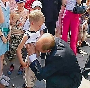 Куда пропала самая смелая девочка СССР,которая поцеловала Сталина.