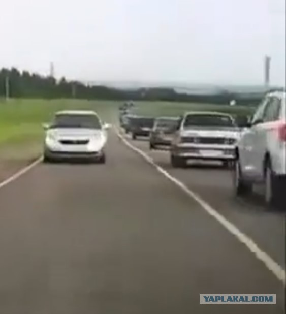 Один спереди ползёт