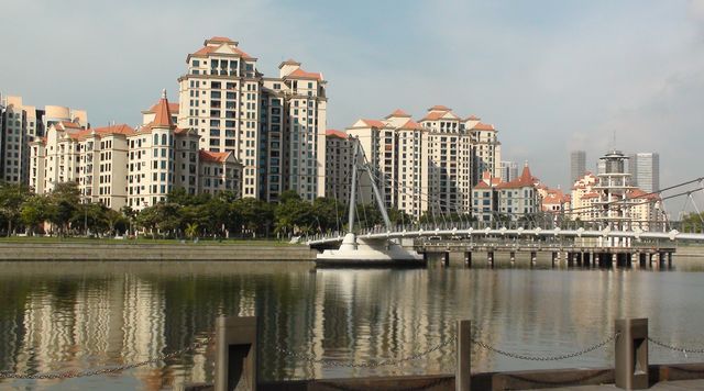 Казань и Владивосток: кто воскрешает города?