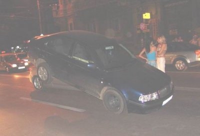 Авто-битва блондинки и брюнетки