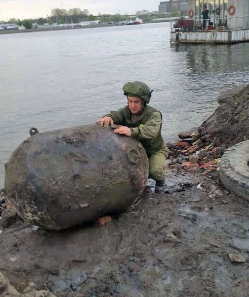 В Петербурге к берегу прибило гигантскую мину