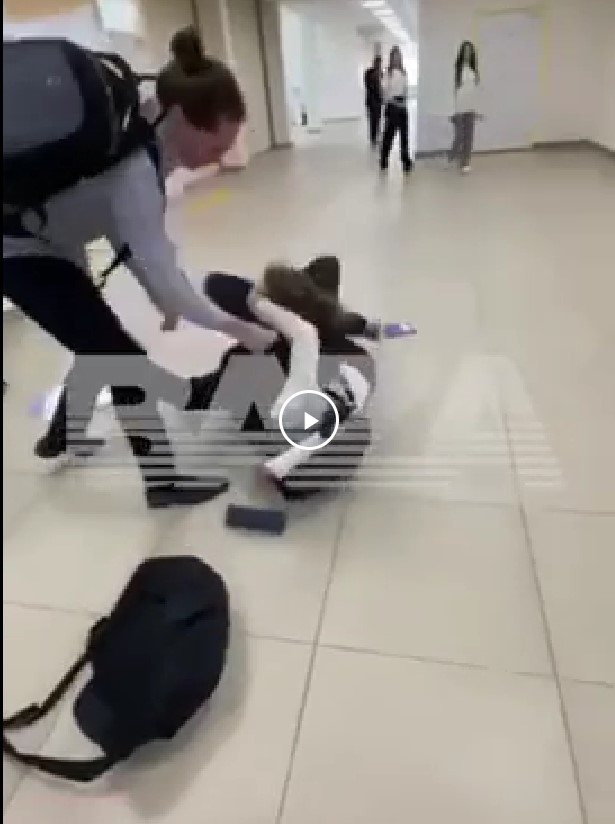 Десятиклассника избили в московской школе прямо на глазах учителей