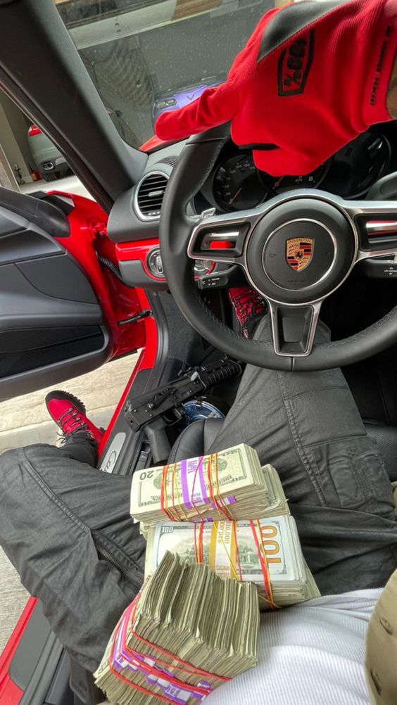 44-летний мужчина увидел забытые в банкомате в «Москве-Сити» 115 000 ₽ и зачем то взял их
