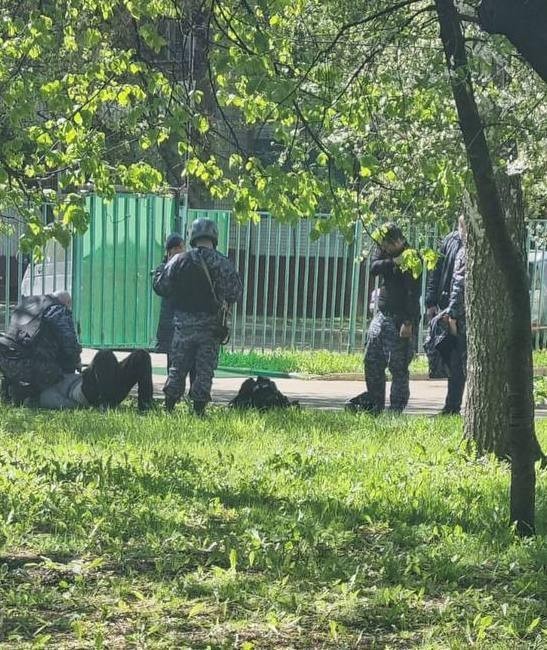 В Москве восьмиклассник пришел в школу с палками и трубами, чтобы отомстить за двойку. Он смог повалить нескольких сотрудников Росгвардии.