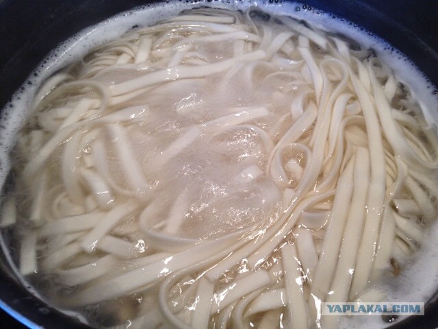 Как сварить лапшу на бульоне. Как сварить лапшу на бульоне. Лапша для варки 5 минут. Токмач татарский. Переваренная лапша на 20 минут.