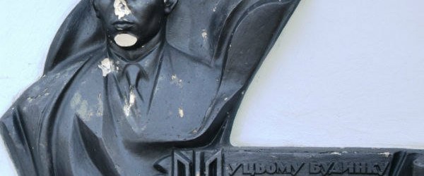 Украина: народ громит памятники Бандере и Шухевичу