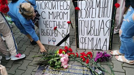 Две цитаты Дмитрия Пескова с разницей в 6 дней — о судах с участием Навального и без него
