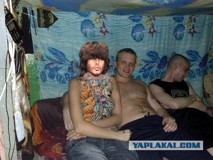 В камеры к арестованным водят проституток