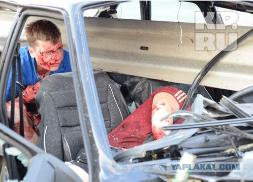 В Подмосковье "Ладу" пронзил отбойник ( жесть )