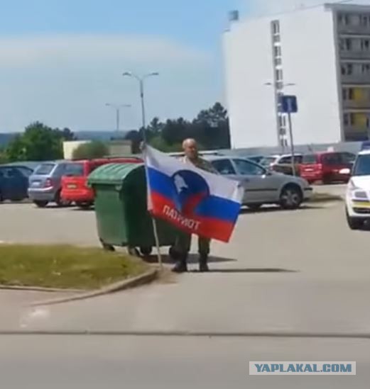 Чех пытался неприличным способом остановить натовский конвой, направляющийся в Прибатику