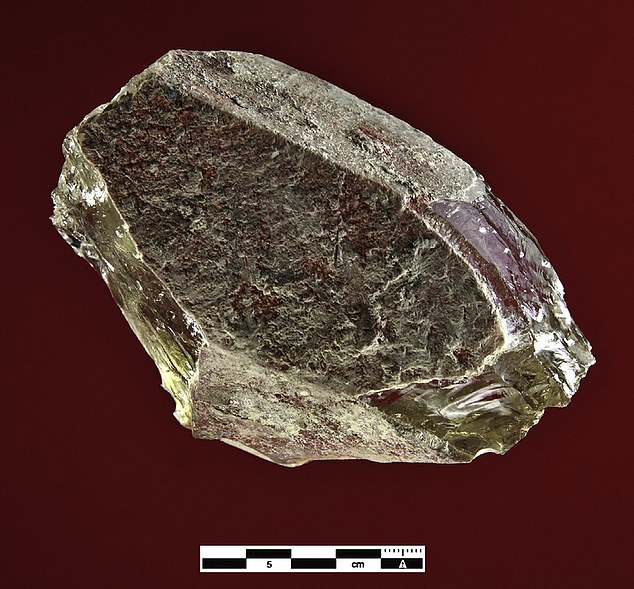 В доисторической иберийской мегалитической гробнице обнаружен редкий хрустальный кинжал