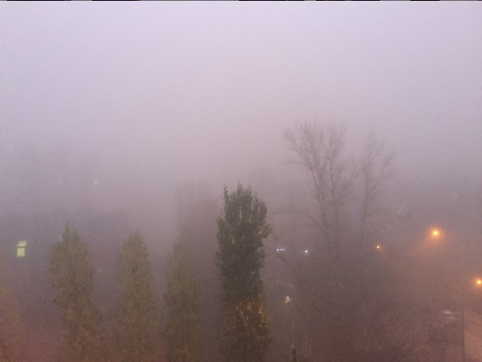 почему сейчас туман. почему сейчас туман. почему сейчас туман. сильный туман в городе. туман в москве фото.