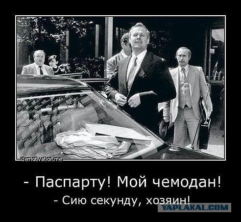 Одесситы вывешивают огромный флаг России