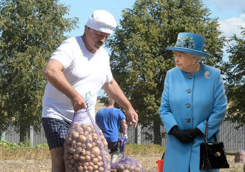 Фотожаба: "Королева Великобритании Елизавета II зашла в супермаркет"