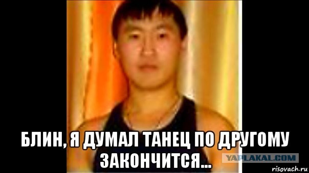 Невеста танцует без юбки перед гостями