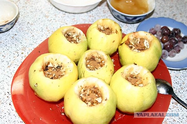Айва с орехами и медом.