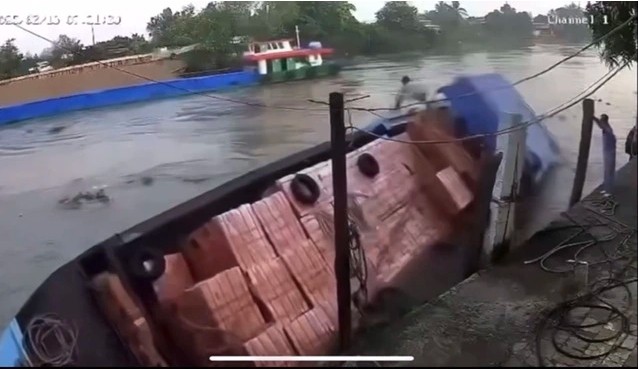 Перегруз на реке в Китае