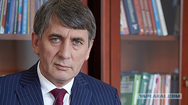 Какое-то существо на крыше храма