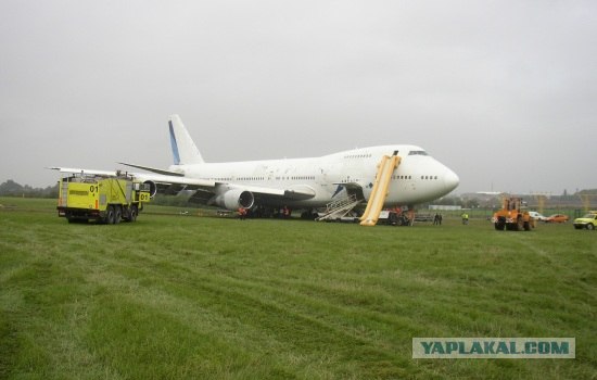 Выгрузка грузового  Боинга-747F