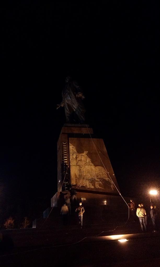 Опять украинцы к памятнику пристают