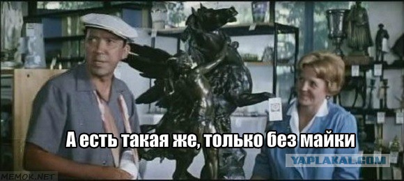 Девочка показывает...
