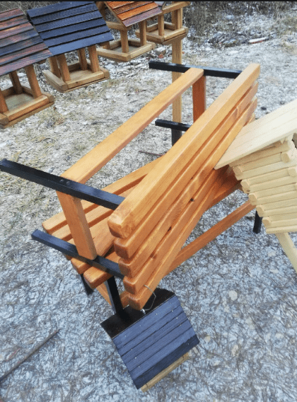 "Ну нет работы в нашей деревне. Я и придумал себе занятие. Ремесло не хитрое, но кормит хорошо"