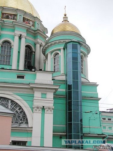 Шахта лифта обрушилась в Бобровом переулке в Москве во время ремонта