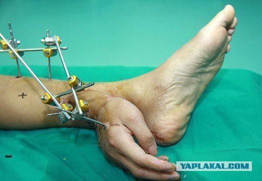 Учительница объясняет школьнице задание