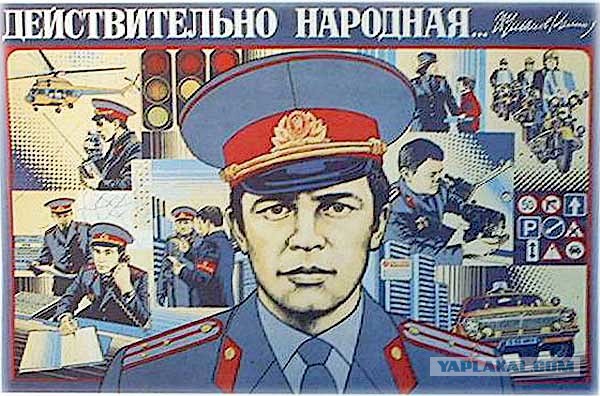 В Москве у здания ФСБ обнаженная девушка забралась в клетку с надписью «Груз 300»