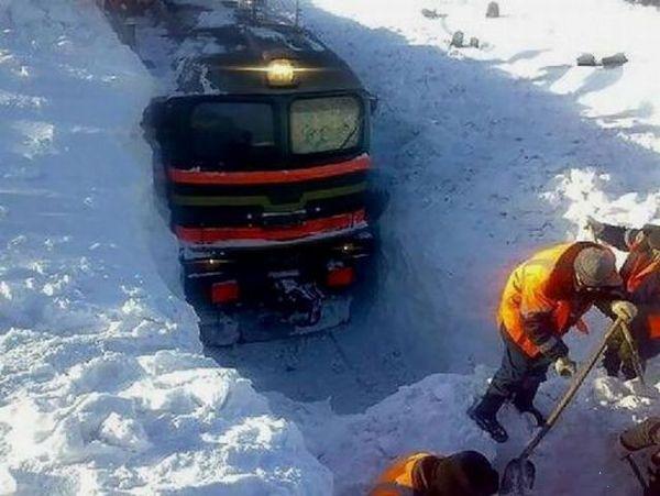 Замело железную дорогу