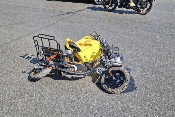 В России хотят запретить курьерам ездить на электротранспорте по пешеходным дорожкам