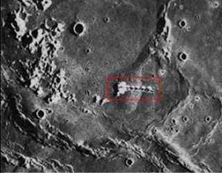 Астроном обнаружил лунные башни на краю кратера