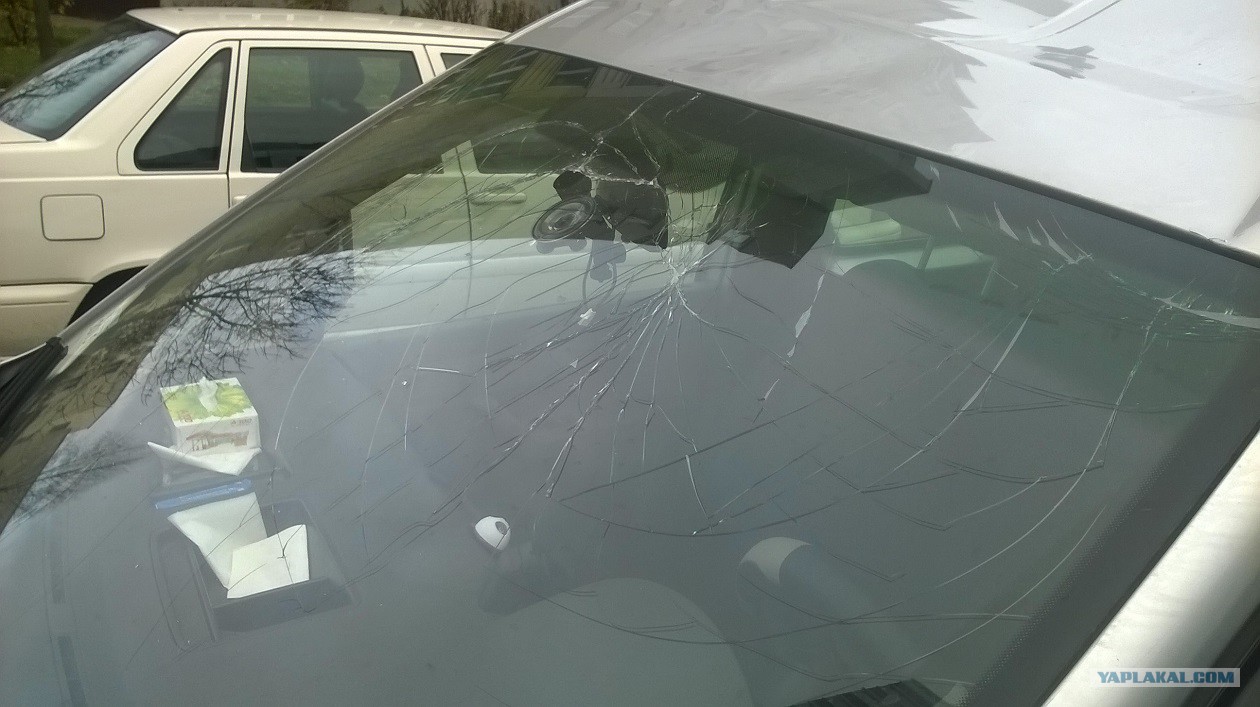 Трещина на лобовом на учет. Разбитое лобовое стекло Фольксваген поло. Постановка автомобиля с треснутым лобовым стеклом. Камнями разбили лобовое стекло на Volkswagen Polo. Разбитое лобовое стекло ЗИЛ 131.