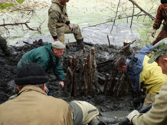 Эхо войны. С семиметровой глубины поднят самолет и останки советского летчика