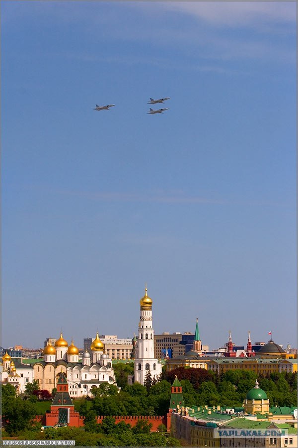 Над москвой. Софийская набережная авиапарад. Авиапарад с Воробьевых гор. Балчуг авиапарад. Фото красная площади авиапарад.