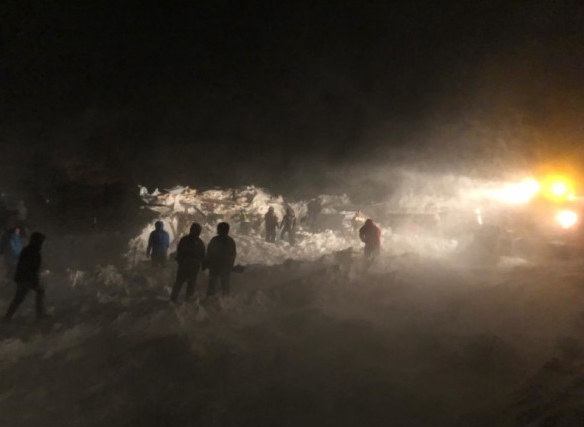 В Красноярском крае сошла лавина. Случилось всё на горнолыжной базе "Гора Отдельная" в районе Талнах города Норильска