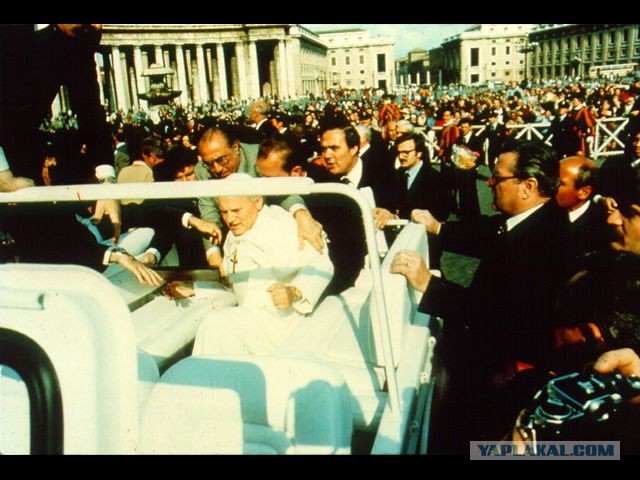 У гроба Папы Иоанна Павла II